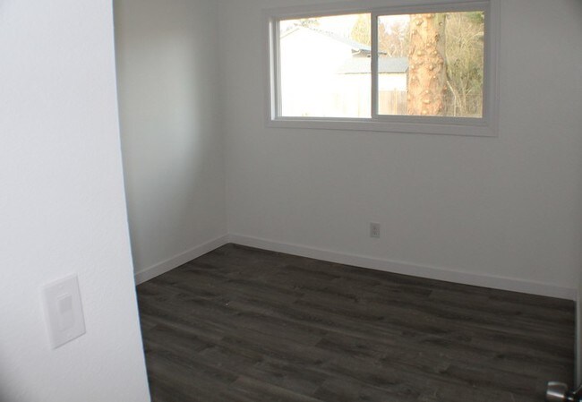 Building Photo - THREE BEDROOM CHARMER IN FIVE CORNERS