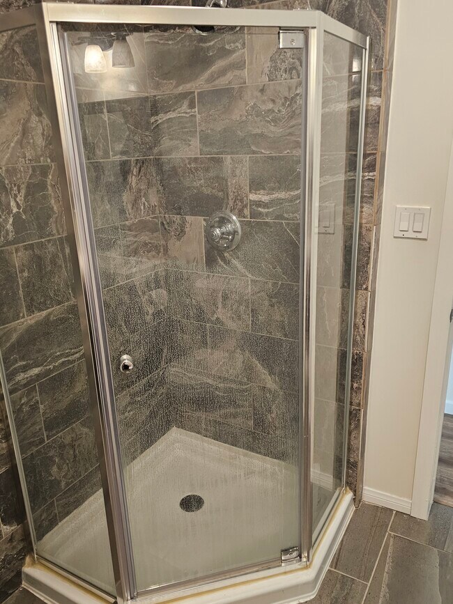 Master Bath - 1903 Ensenada St