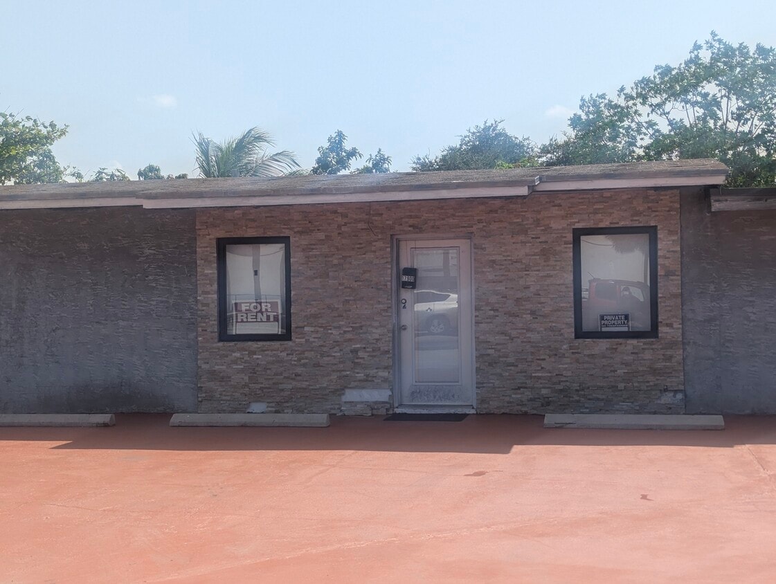 Foto principal - 17900 NW 2nd Ave