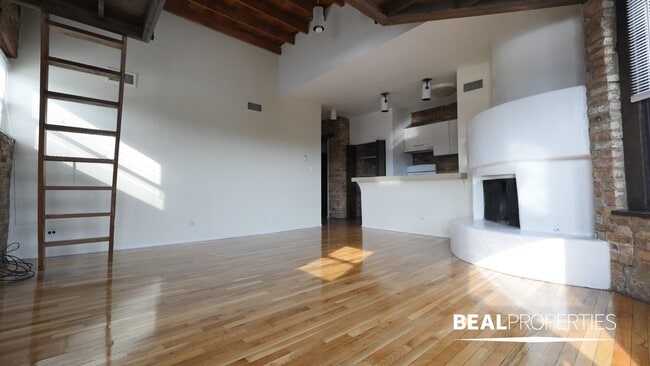 Photo - 554 W Wellington Ave Apartment