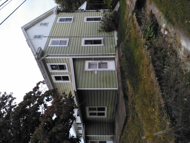 Foto del edificio - 272 River Rd