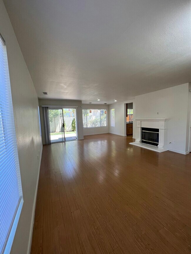 Building Photo - 388 Meadowhaven Way