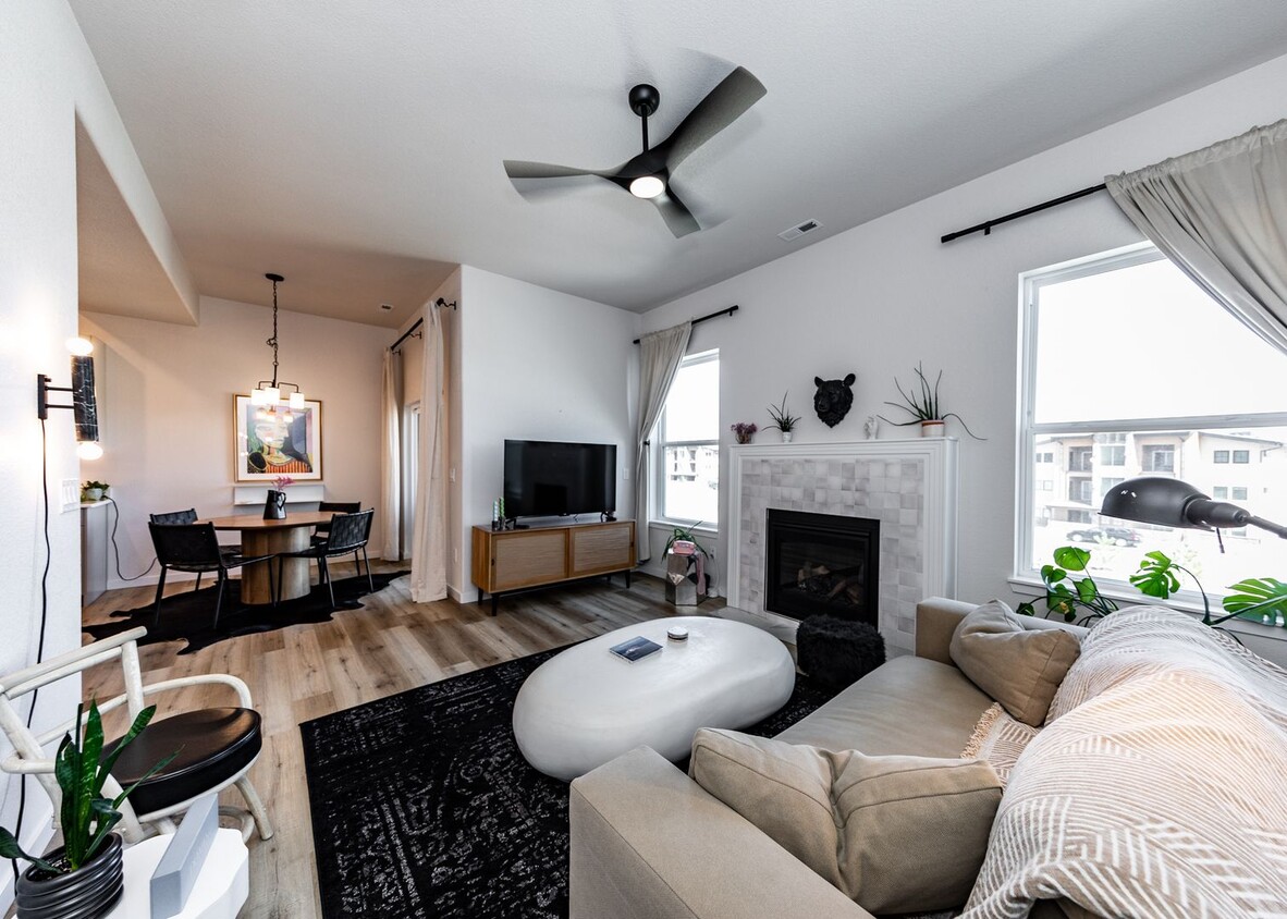 Primary Photo - Beautiful Townhome Next to Nature on Westside