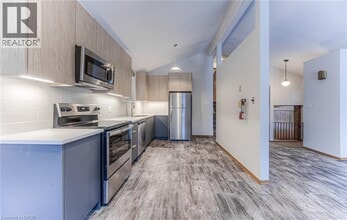 Building Photo - 17 Roosevelt Ave