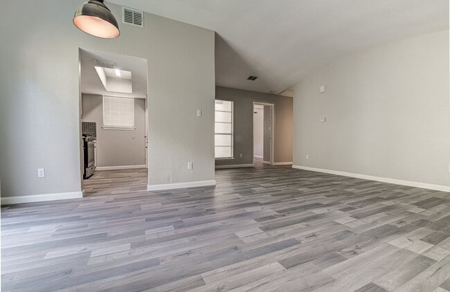 Building Photo - 5203 Bogey Ct