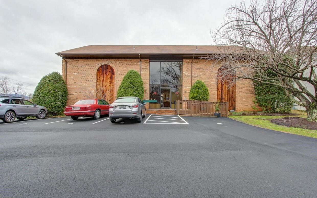 Primary Photo - 2950 Rivermont Ave