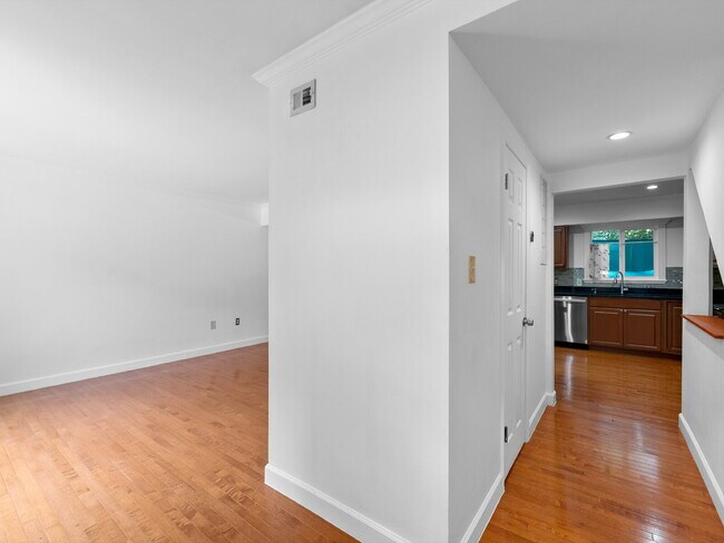 Foto del edificio - Spacious Reston Townhome in a Prime Centra...