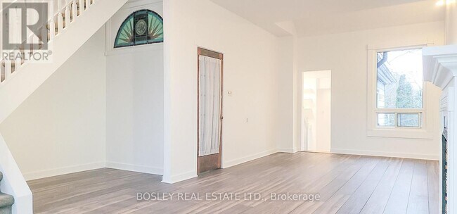 Building Photo - 31 Sword St