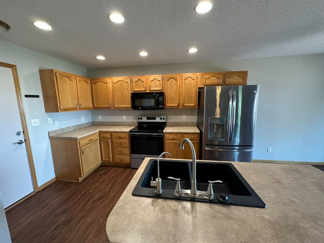 Building Photo - 585 SE Crabapple Dr