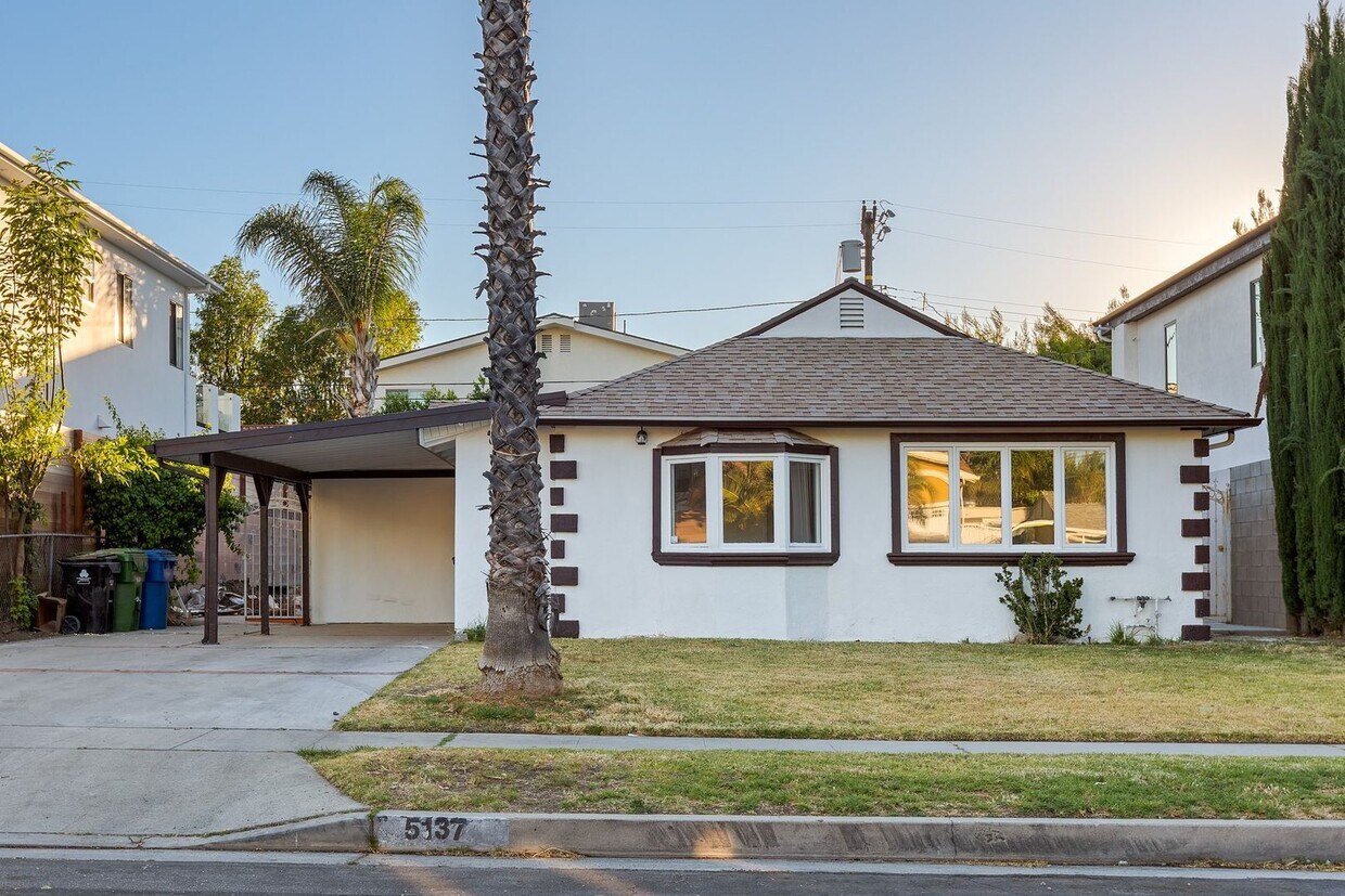 Foto principal - Gorgeous 4-Bedroom Pool Home South of the ...