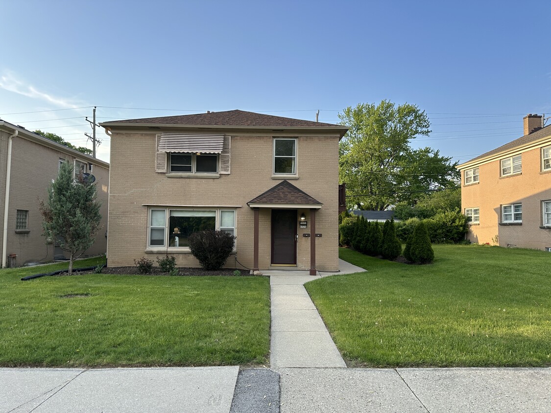 Primary Photo - 9322 W Burleigh St