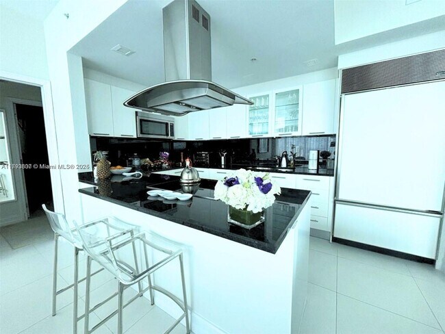Foto del edificio - 6899 Collins Ave