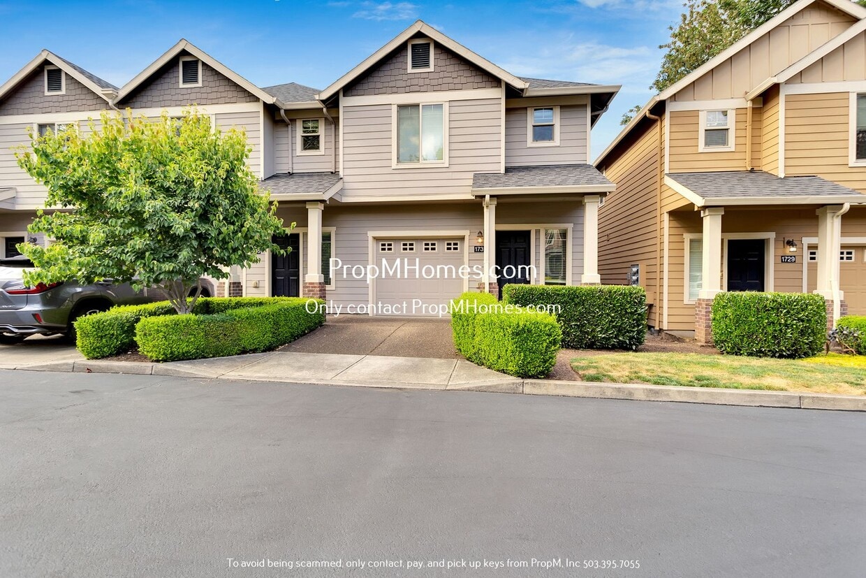 Primary Photo - Spacious Three-Bedroom Condo Awaits in Des...