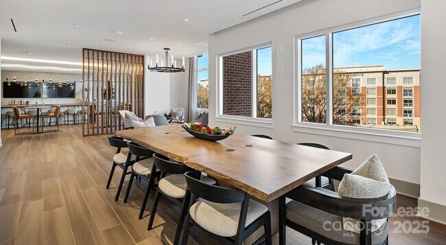 Foto del edificio - 4425 Sharon Rd