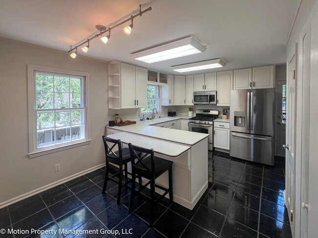 Building Photo - Stunning Fully Furnished Home