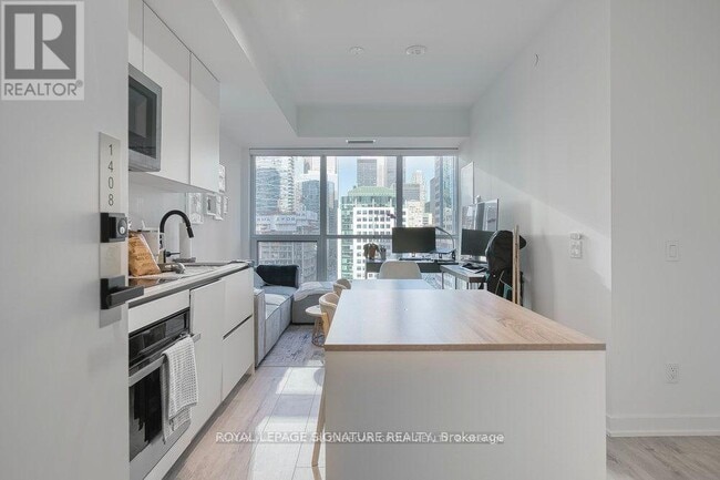 Building Photo - 327 King St W