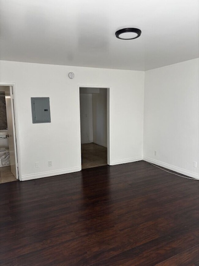 Building Photo - Spacious 1-Bedroom Apartment in Van Nuys – Second floor