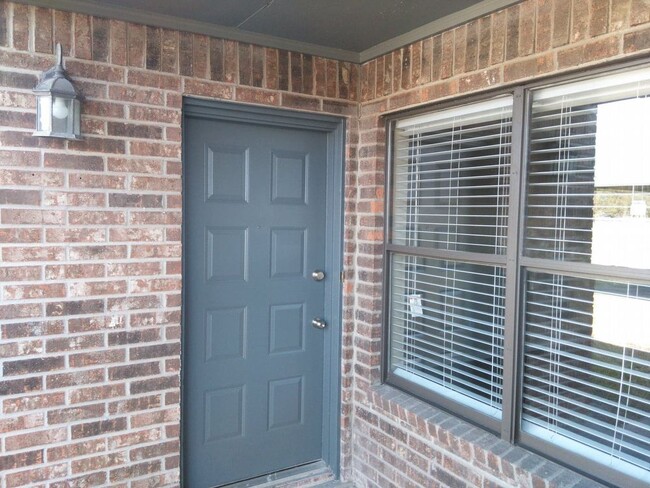 Building Photo - 2/1 in Groves PNGISD