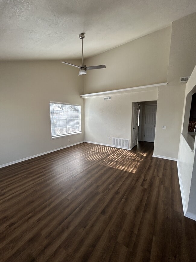 Foto del edificio - 605 Silver Medal Dr