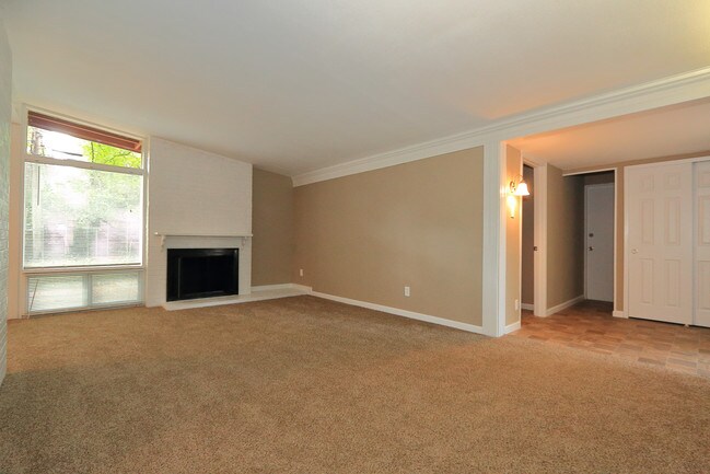 Building Photo - 15 Holly Ln