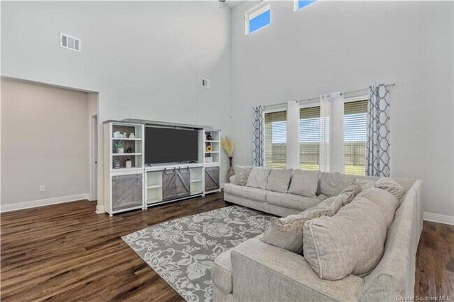Building Photo - Beautiful Large Family Home!