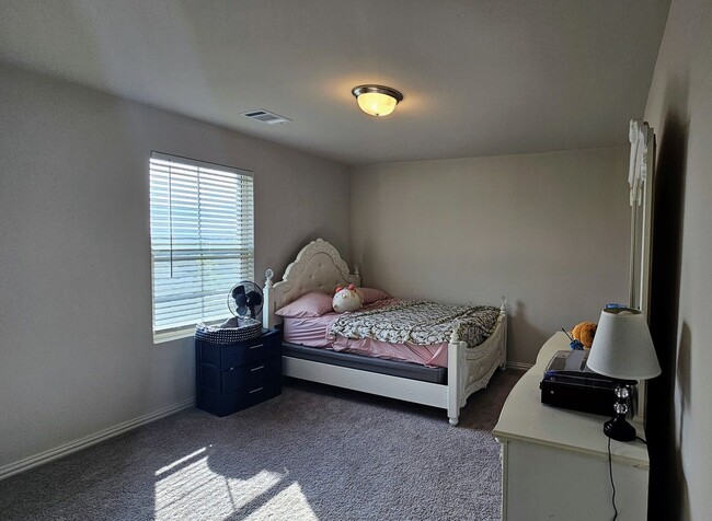 Building Photo - Spacious Ventana Home with all appliances!