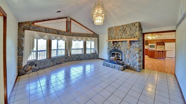 Building Photo - 735 Forest Hills Dr