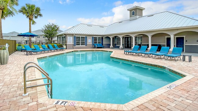 Nuestra resplandeciente piscina es su boleto para escapar del sol de Florida y disfrutar de la relajación absoluta. - Charleston Cay