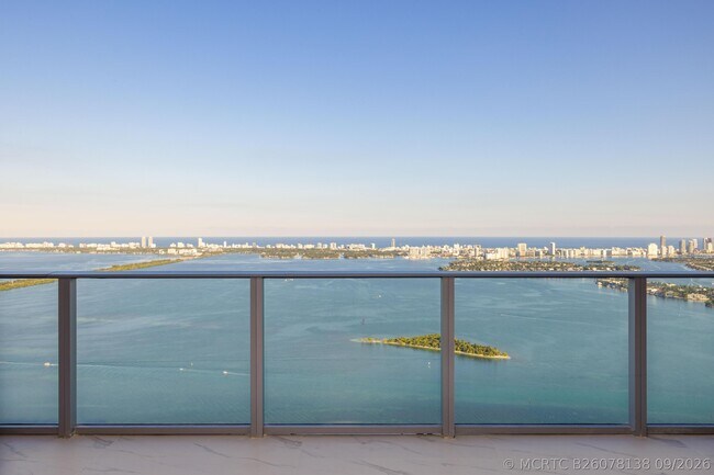 Foto del edificio - 700 NE 24th St