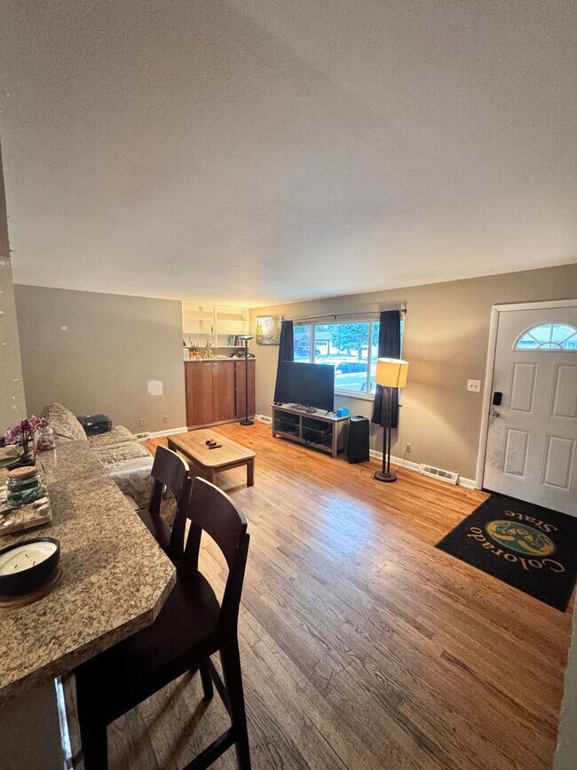 Building Photo - 5 Bedroom/2 Bath House in Fort Collins! Av...