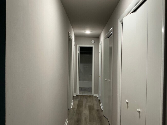 Foto del edificio - 2-bedroom corner luxury apartment offers a blend of coziness, functionality, storage and style.