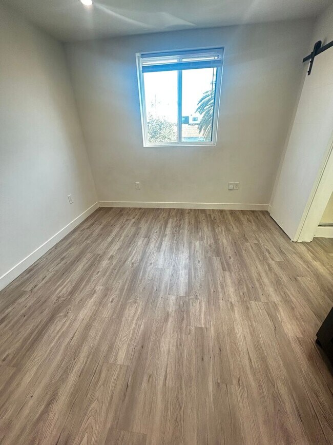 Foto del edificio - Private Bedroom w Personal Bathroom & Shower, shared student-oriented space