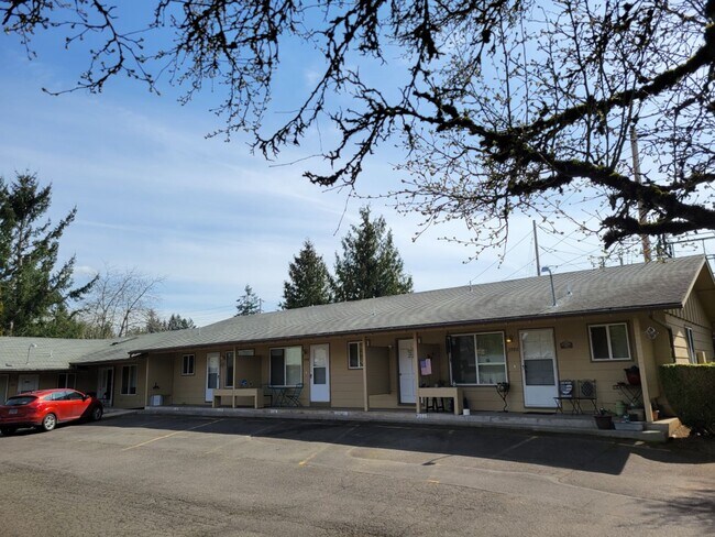 Building Photo - Rent Special: 1/2 Off June's Rent!! - Ground Level 2 Bed 1 Bath W/ Air Conditioning