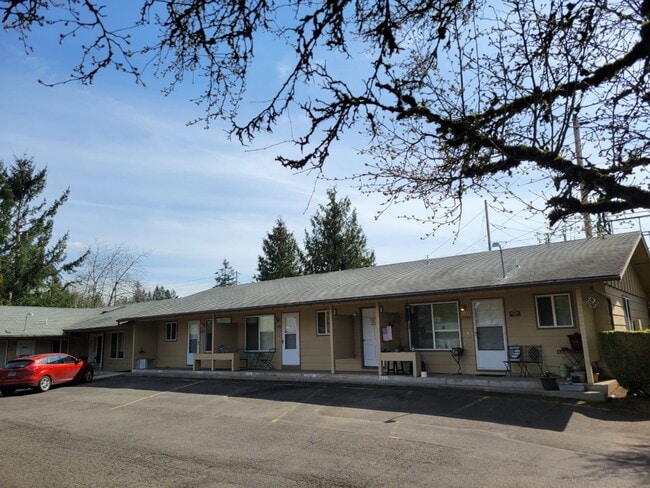 Building Photo - Rent Special: 1/2 Off June's Rent!! Ground Level 1 Bedroom 1 Bath W/ AC