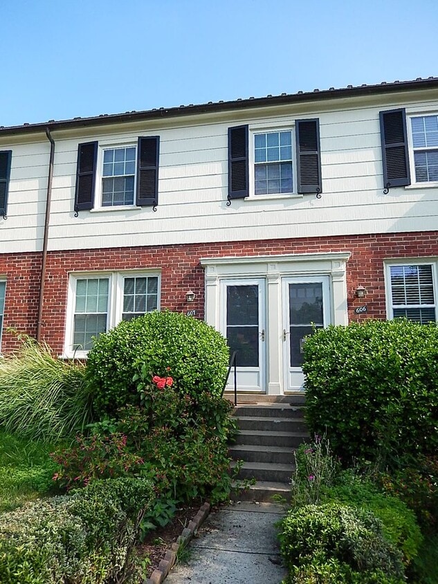 Primary Photo - Sun-Filled & Well-Maintained 1 Bed 1 Bath Interior Townhome In Arlington Village
