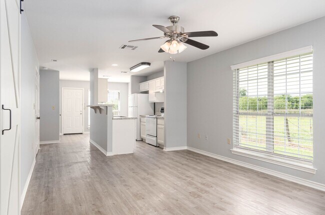 Foto del edificio - College Station home with stalls and arena on site!