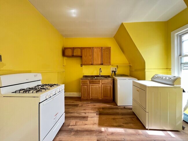 Building Photo - 32 Fabyan Pl