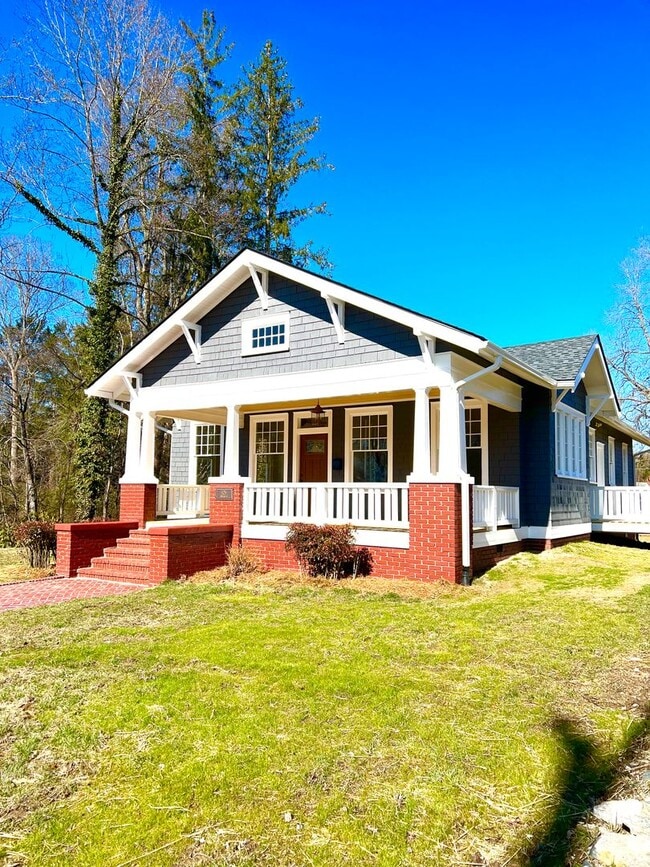 Building Photo - Historic Downtown Hendersonville! Beautifully restored 3 bedroom 2 bath home for rent