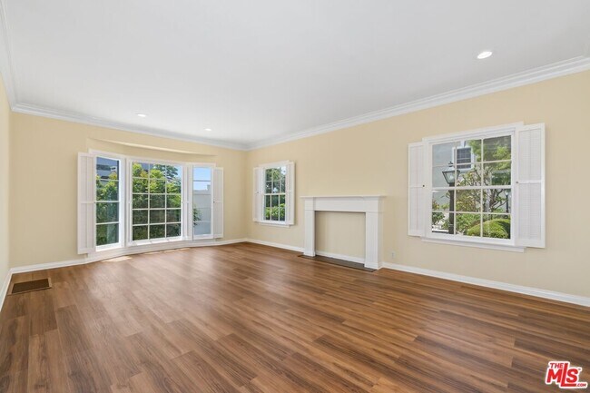 Foto del edificio - 8724 Shoreham Dr