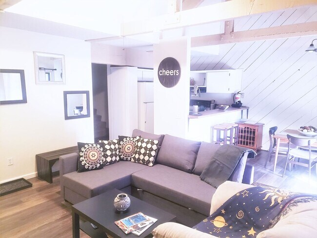 Foto del edificio - Charming Fully Furnished 2 Bed, 2 Bath Con...