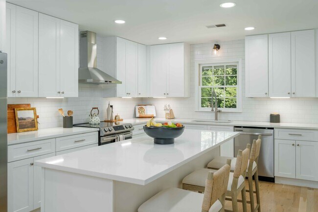 Building Photo - 140 Pine Glade Trce