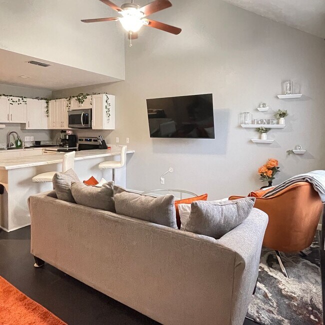 Foto del edificio - Spacious 2/2 Partially Furnished Close to FSU, FAMU. Available May 1, 2026.