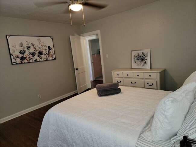 Foto del edificio - MOVE IN SPECIAL!! Charming 2 bedroom Duplex