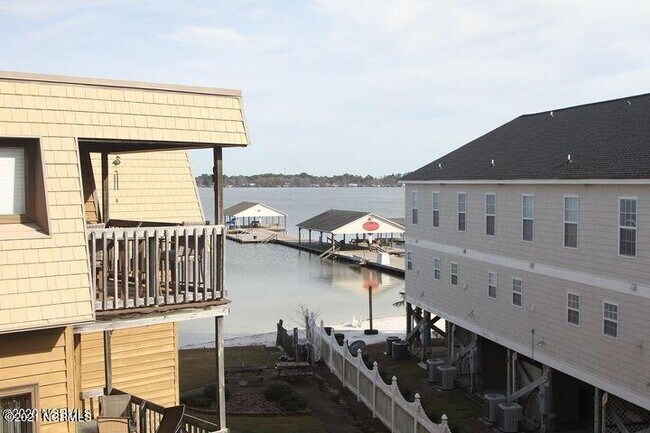 Building Photo - 306 Lake Dr