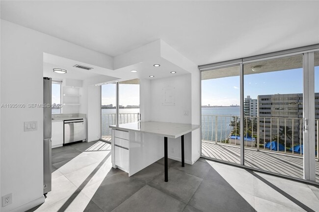 Foto del edificio - 7601 E Treasure Dr