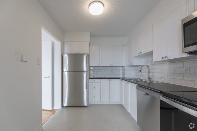1BR, 1BA - 683SF - Kitchen - 50 Burnhill Road