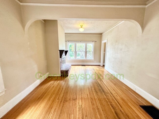 Building Photo - 3-Bedroom, 2-Bathroom House with Attached Garage and Workshop Near Belmont and SE 45th