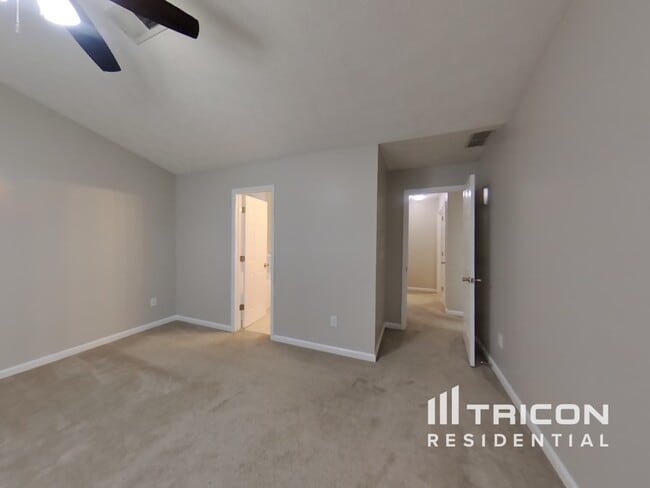 Foto del edificio - 2492 Feathertree Ln
