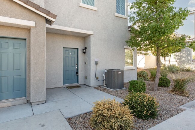 Building Photo - Gorgeous 3 bedroom with a loft Townhome