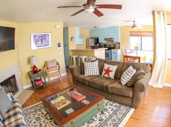 Sala de estar - 2138 Garnet Ave